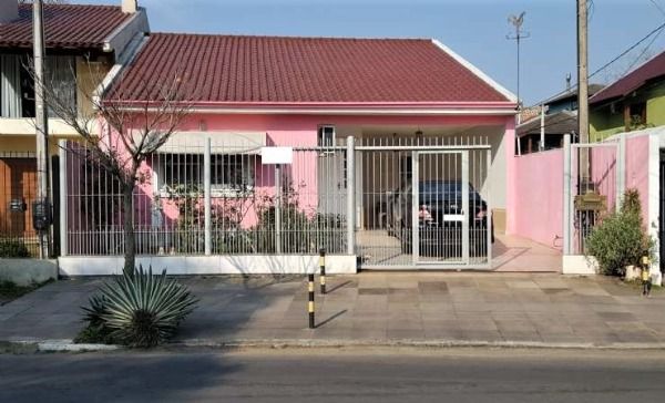 Casa com 193m², 3 dormitórios, 1 suíte, 2 vagas no bairro Guarujá em Porto Alegre para Comprar