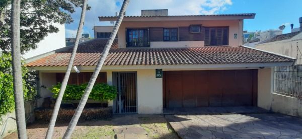 Casa com 261m², 3 dormitórios, 1 suíte, 4 vagas no bairro Cristal em Porto Alegre para Comprar