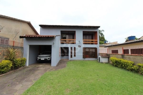 Casa com 300m², 3 dormitórios, 1 suíte, 4 vagas no bairro Tristeza em Porto Alegre para Comprar