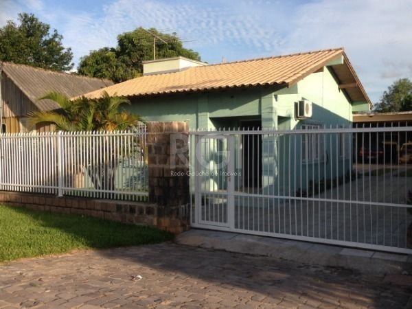 Casa com 190m², 3 dormitórios, 1 suíte, 6 vagas no bairro Itapuã em Viamão para Comprar