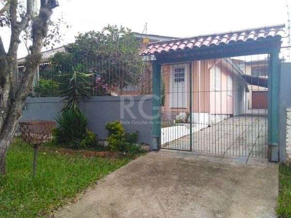 Casa com 98m², 2 dormitórios, 3 vagas no bairro Espirito Santo em Porto Alegre para Comprar