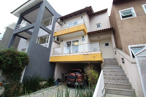 Casa com 171m², 3 dormitórios, 1 suíte, 4 vagas no bairro Lagos De Nova Ipanema em Porto Alegre para Comprar