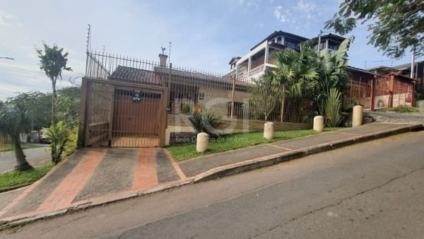 Casa com 228m², 4 dormitórios, 3 suítes, 4 vagas no bairro Tristeza em Porto Alegre para Comprar