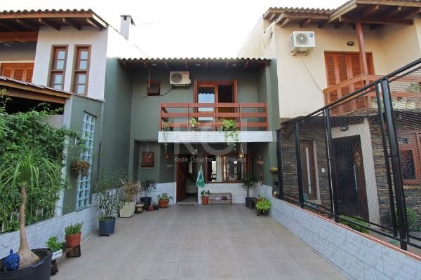 Casa com 109m², 3 dormitórios, 1 suíte, 2 vagas no bairro Hípica em Porto Alegre para Comprar