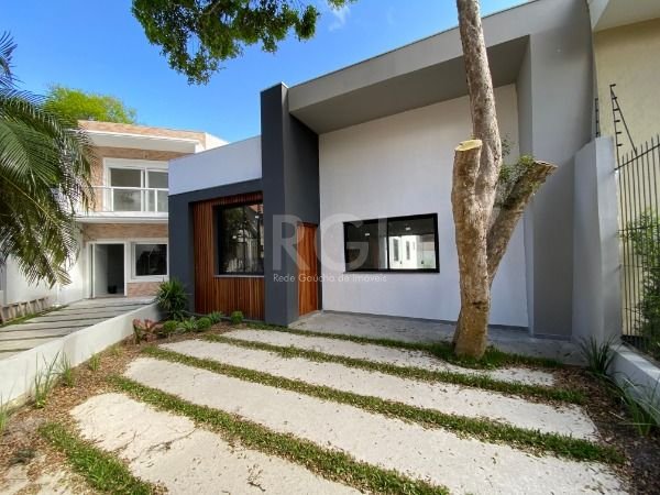 Casa com 200m², 3 dormitórios, 3 suítes, 2 vagas no bairro Ipanema em Porto Alegre para Comprar