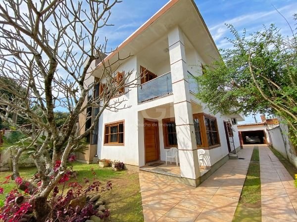 Casa com 142m², 4 dormitórios, 3 suítes, 4 vagas no bairro Urubatã em Porto Alegre para Comprar