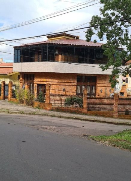 Casa com 200m², 3 dormitórios, 1 suíte, 4 vagas no bairro Jardim Isabel em Porto Alegre para Comprar