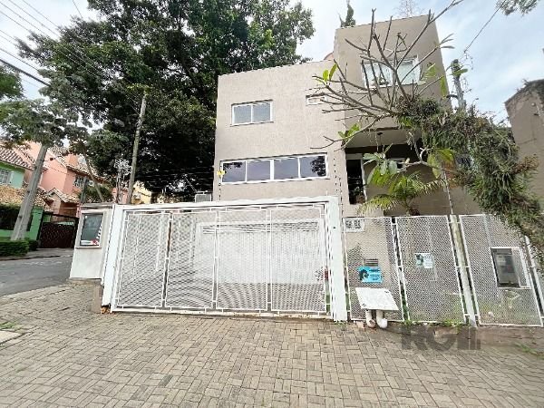 Casa com 283m², 3 dormitórios, 1 suíte, 4 vagas no bairro Tristeza em Porto Alegre para Comprar