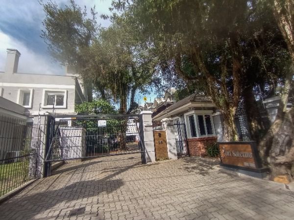 Casa com 253m², 3 dormitórios, 3 suítes, 2 vagas no bairro Vila Assunção em Porto Alegre para Comprar