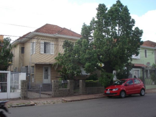 Casa com 280m², 3 dormitórios, 1 suíte, 2 vagas no bairro Medianeira em Porto Alegre para Comprar